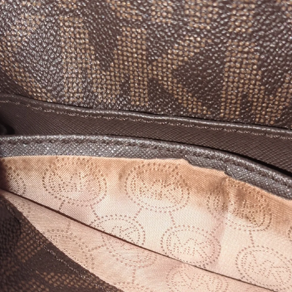 MICHAEL KORS Brown and Small Tan Wallet/Bag*